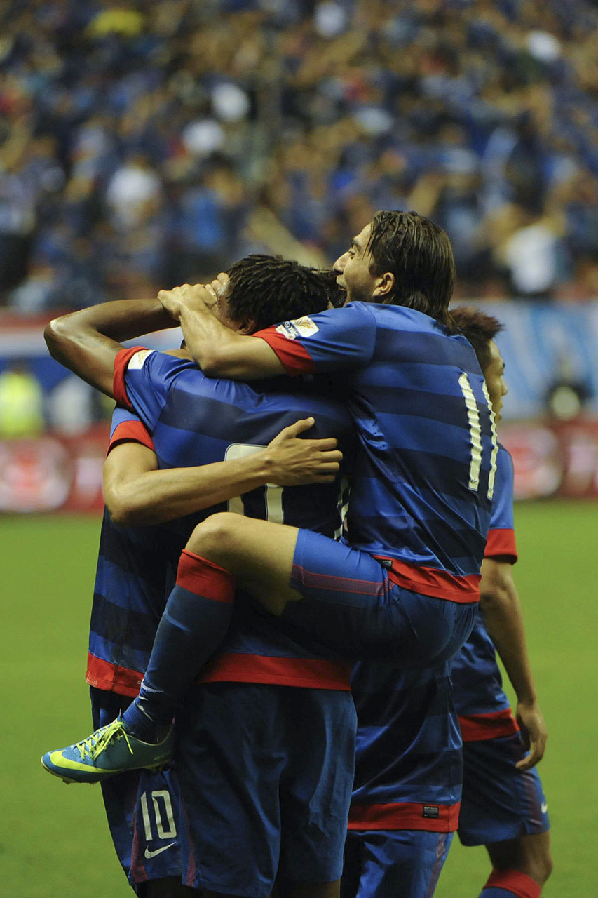 激情碰撞，足球比赛上演惊心动魄的一幕的简单介绍