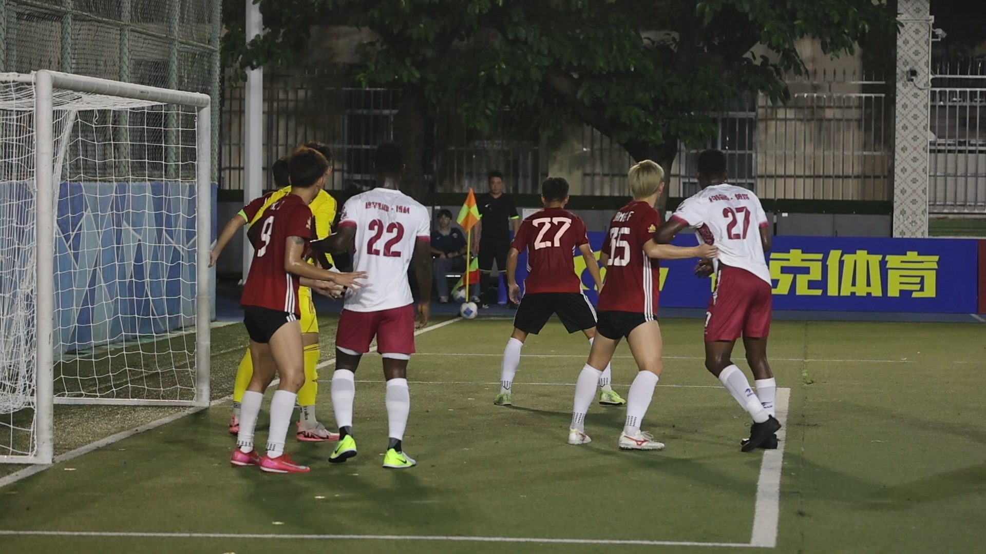 激情碰撞，足球比赛上演惊心动魄的一幕的简单介绍