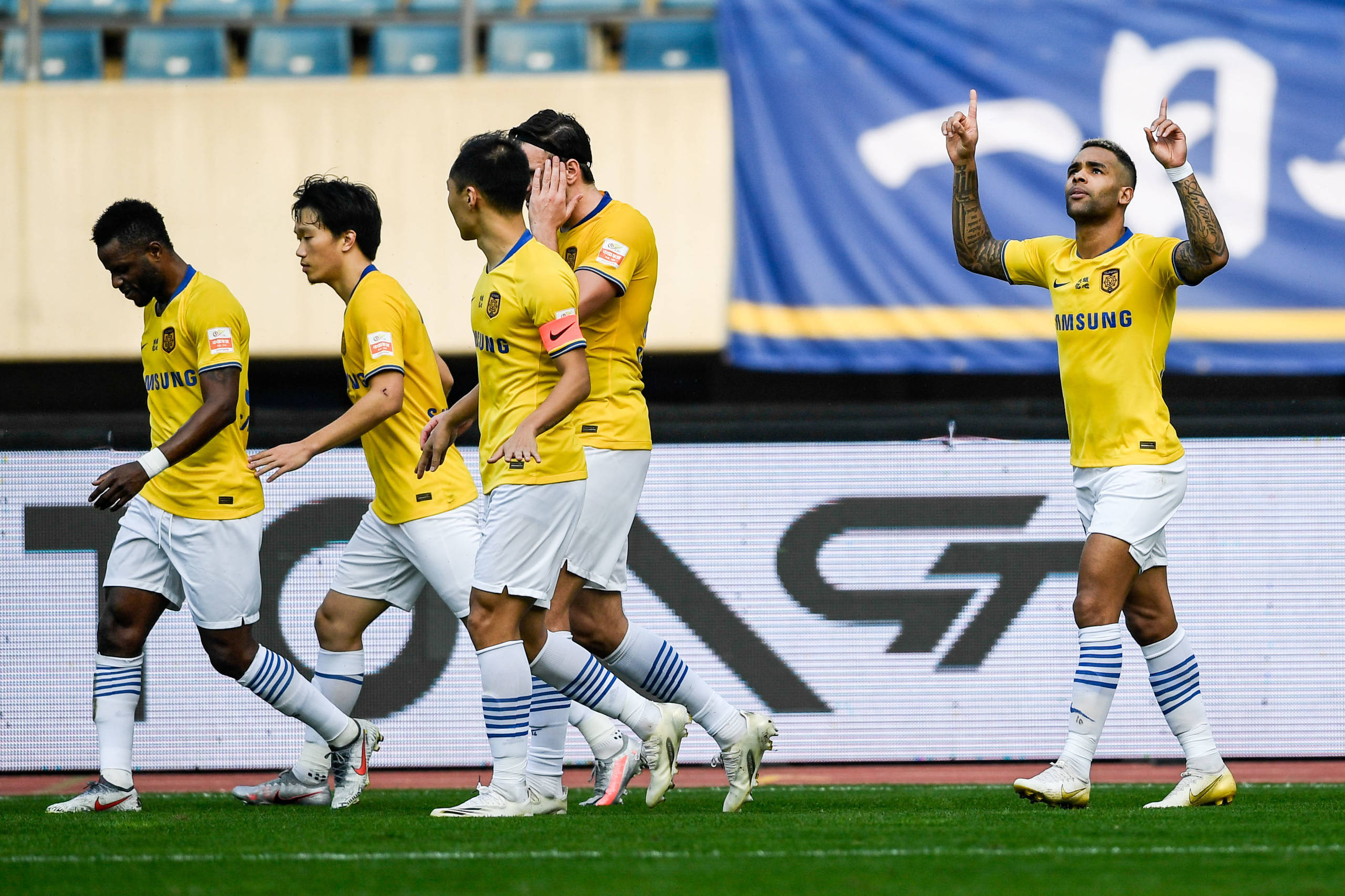 欧洲天王对决热血激情掀起足球风暴