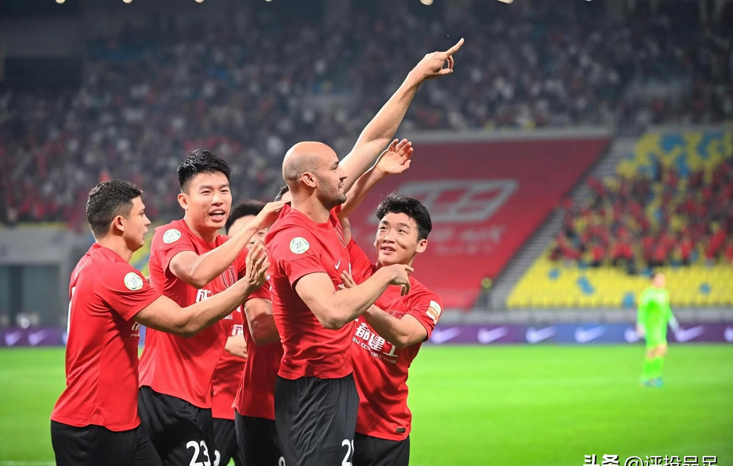 上海海港大胜广州恒大，取得联赛主场四连胜的简单介绍