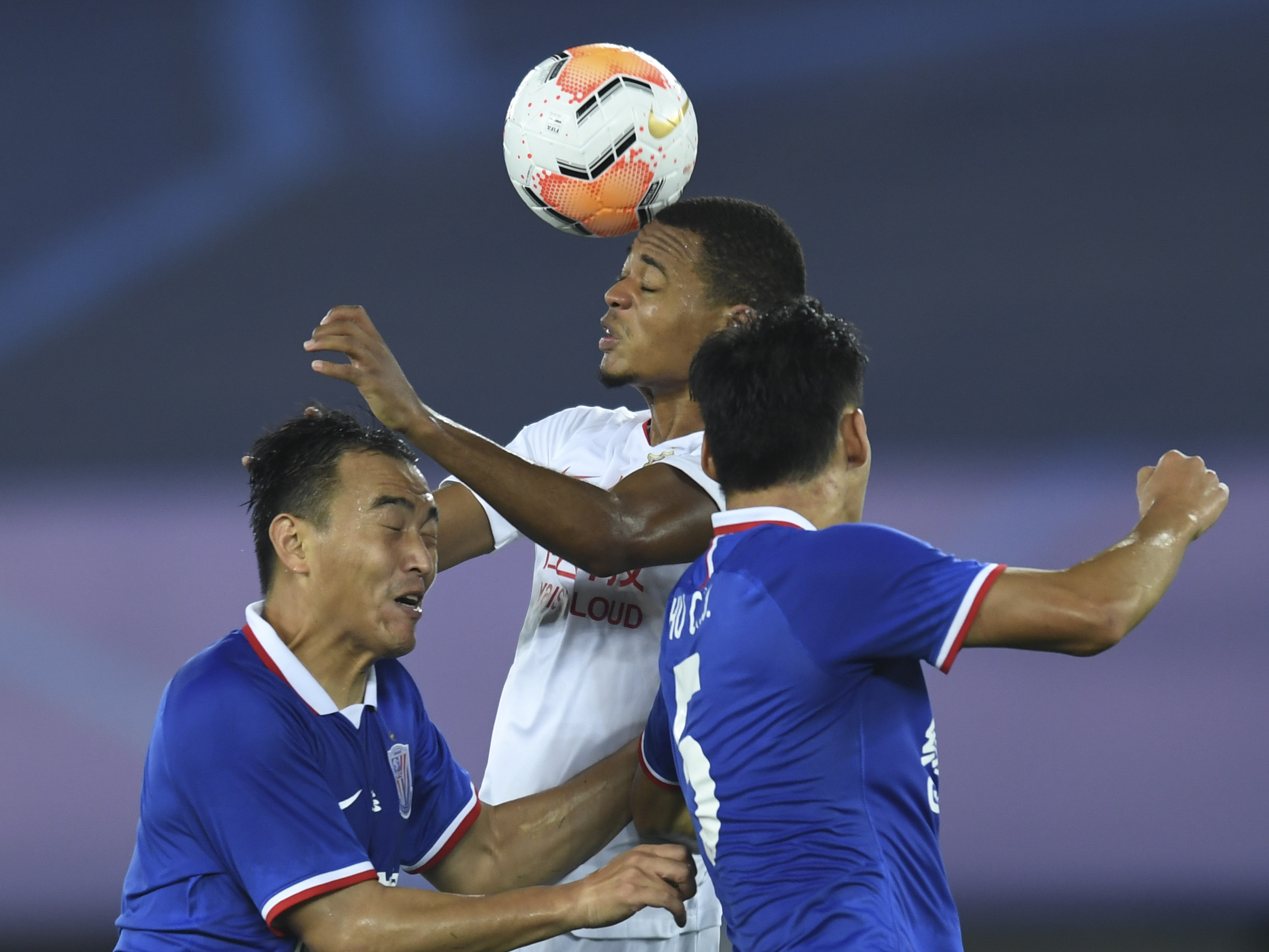 包含深圳佳兆业逼平上海绿地申花，保持不败势头的词条